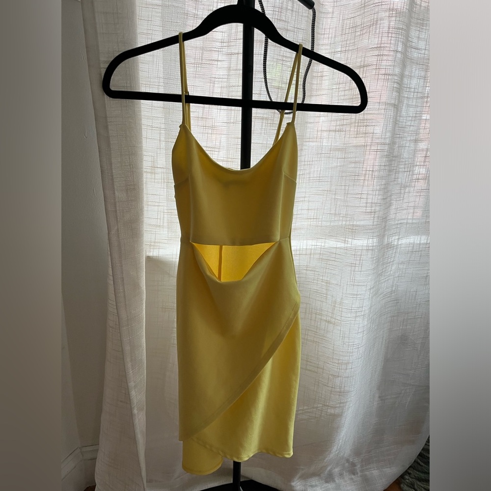 Lulu’s yellow mini dress